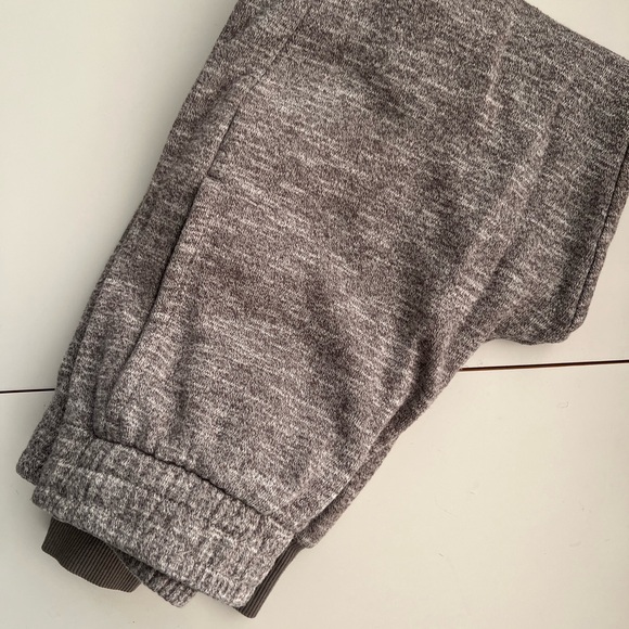 Boys gray adidas sweatpants size 8 - Picture 3 of 6